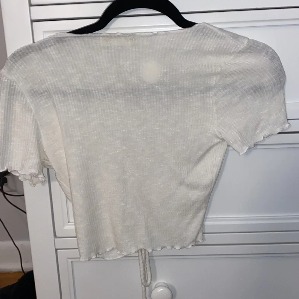 White crop top - Picture 2 of 3